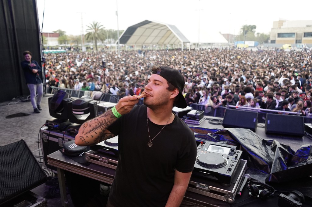 F3LY en festival, cabina y pista