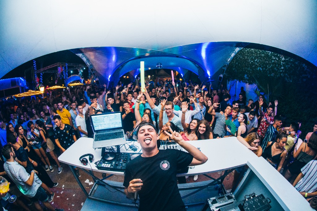 F3LY en directo bajo la carpa