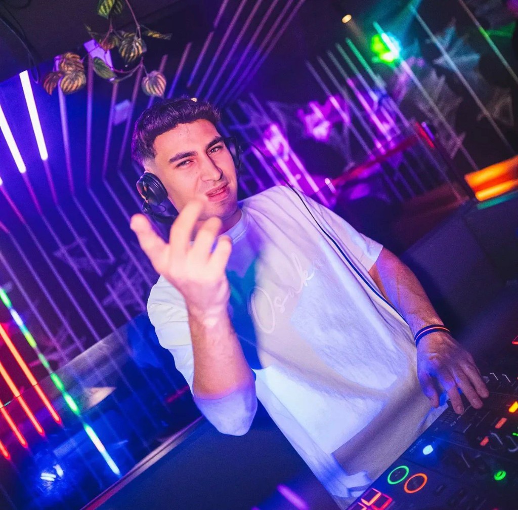 JULIKING DJ en sesión nocturna